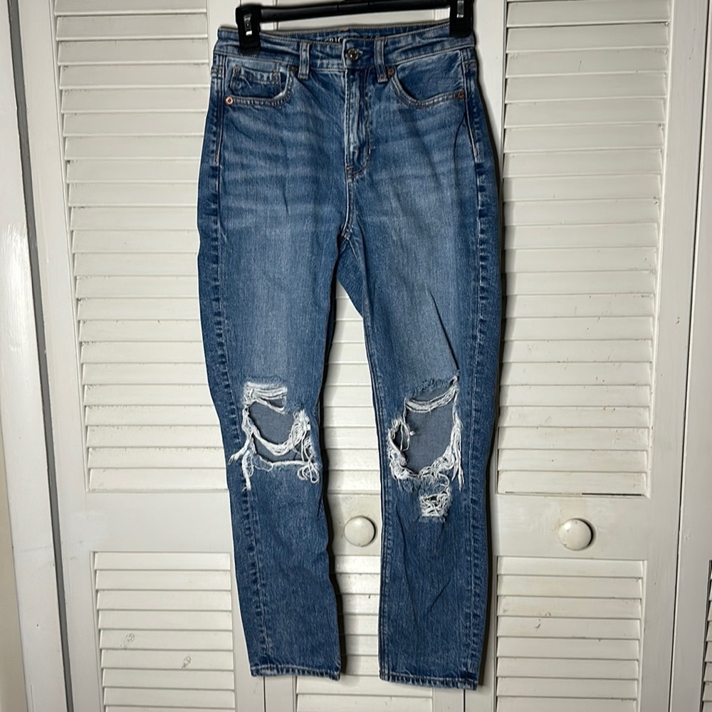 American Eagle - Mom Jean - Sz 0 short - distressed knees. Excellent condition.